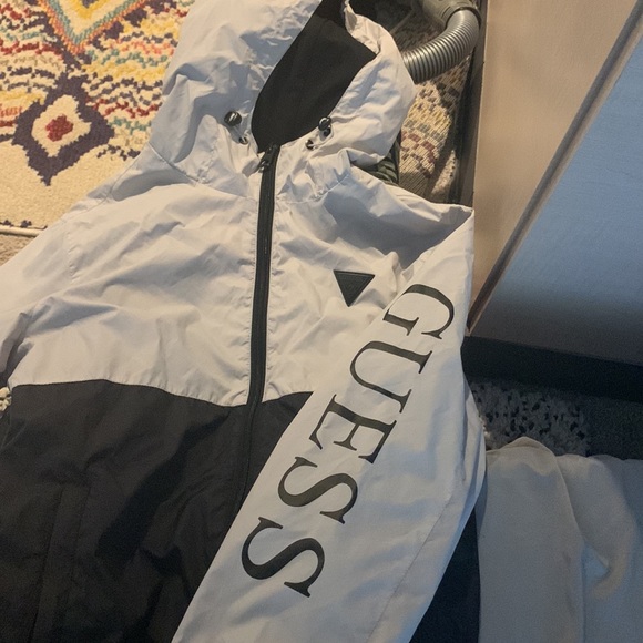 Guess medium size lined windbreaker - Picture 2 of 4